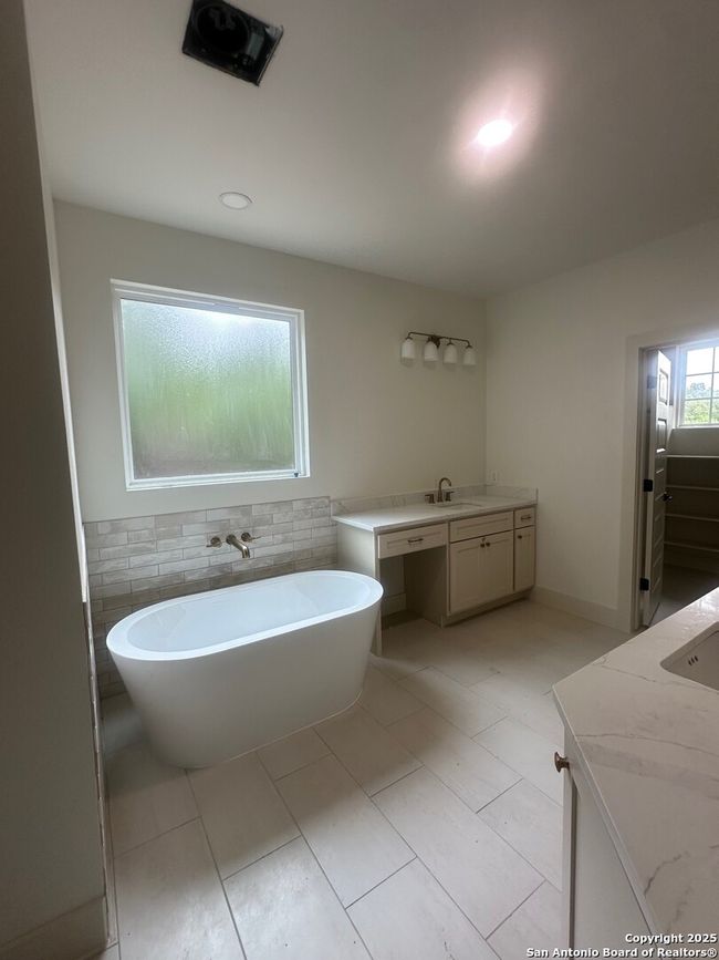 Primary Bathroom | Image 13