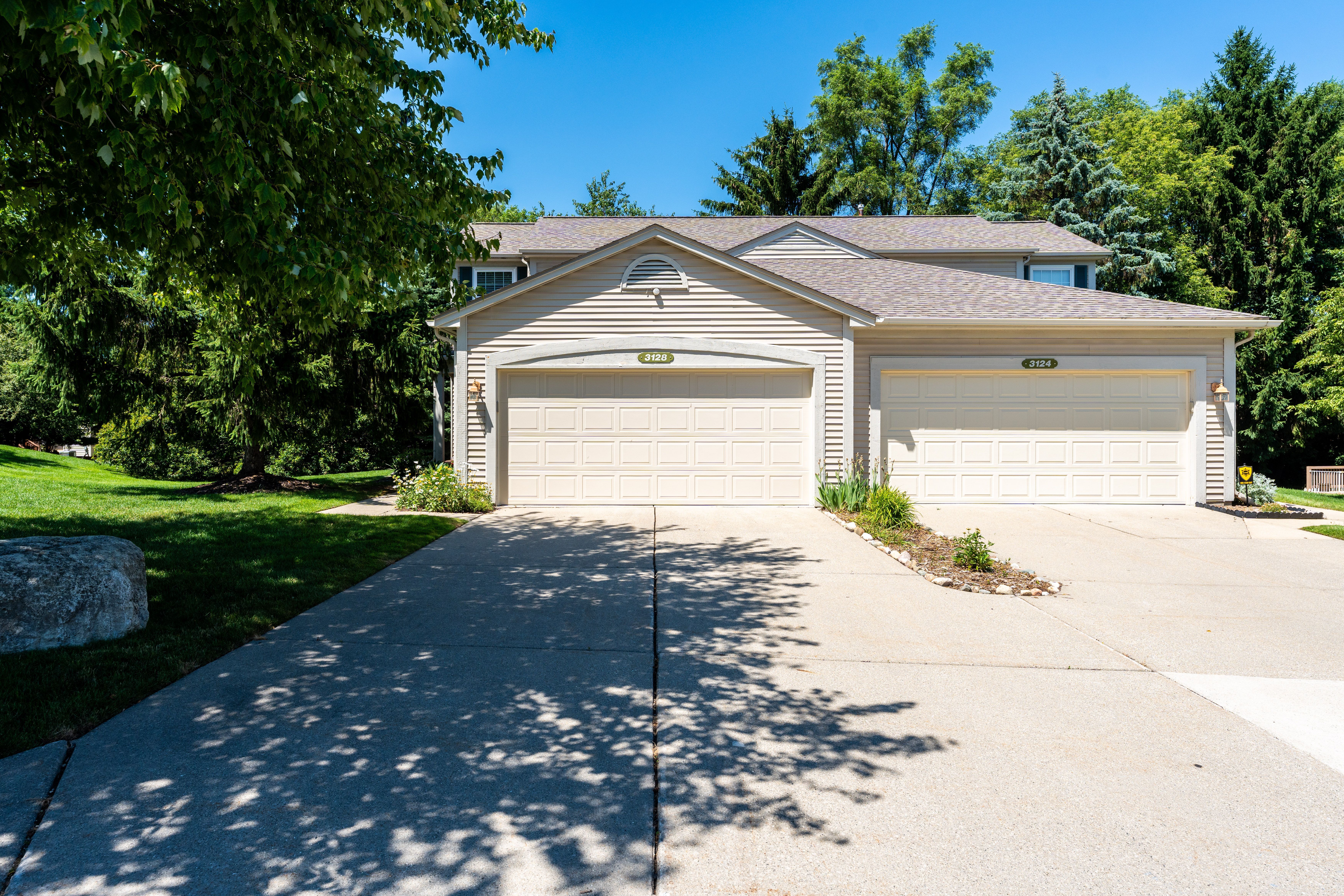 Megan Dr, Waterford, MI 48328