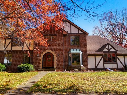 951 Azalea Blvd, Barberton, OH, 44203-4438 | Card Image