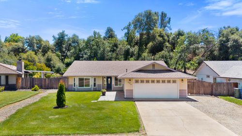 3753 Canterbury Dr, Redding, CA, 96002-4886 | Card Image