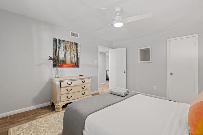 104 Cove E, Condo with 3 bedrooms, 2 bathrooms and null parking in Horseshoe Bay TX | Image 23