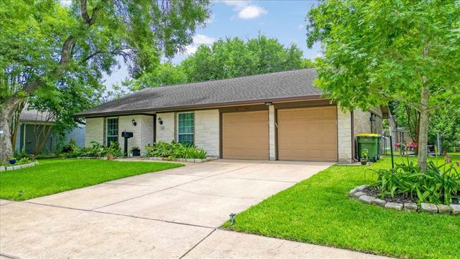 5004 Colmesneil St, House other with 4 bedrooms, 3 bathrooms and 2 parking in Pearland TX | Image 4