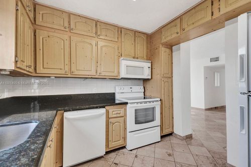 apt-716-2025 Ne 164th St, North Miami Beach, FL, 33162-4160 | Card Image