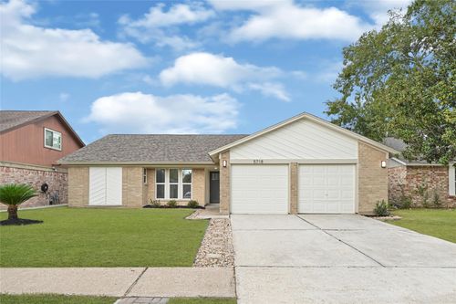 5718 Longforest Dr, Houston, TX, 77088-1205 | Card Image