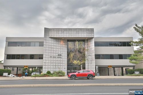 605 Broad Ave, Ridgefield, NJ, 07657-1697 | Card Image