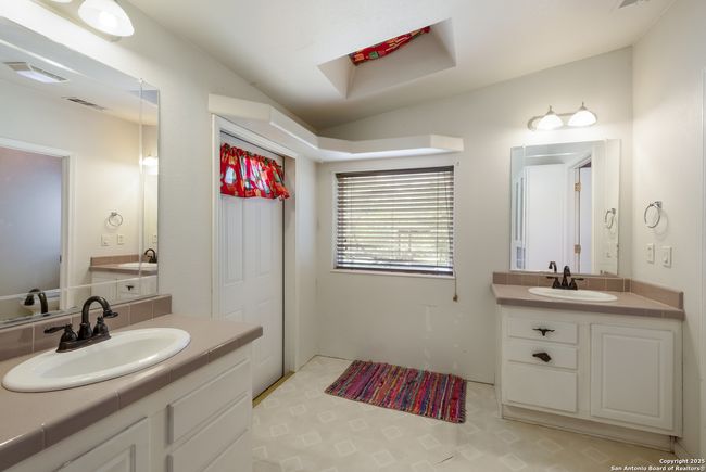 1075 Quail Run, House other with 3 bedrooms, 4 bathrooms and null parking in Lytle TX | Image 18