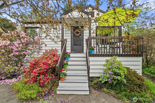 731 19th Ave, Seattle, WA, 98122-4721 | Card Image
