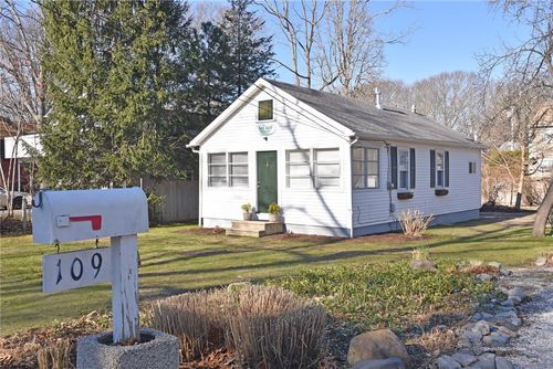 109 Conanicus Rd, Narragansett, RI, 02882-2435 | Card Image