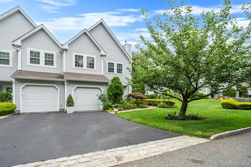 112 Erin Ln, East Setauket, NY, 11733-6442 | Card Image