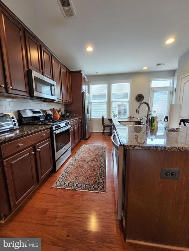 8952 Center St, Townhouse with 3 bedrooms, 3 bathrooms and null parking in Manassas VA | Image 5