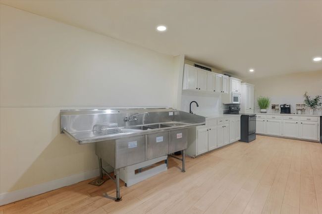 Building 3 - Large kitchen. | Image 17