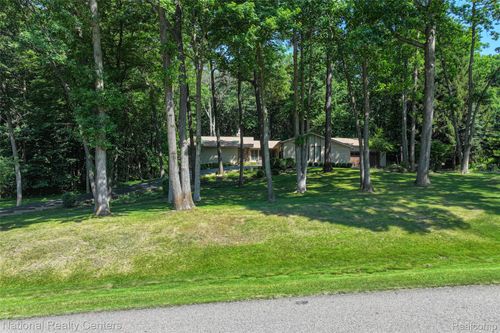 7500 Deerhill Dr, Clarkston, MI, 48346-1236 | Card Image