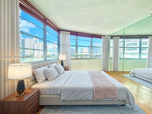 apt-531-905 Brickell Bay Dr, Miami, FL, 33131-2924 | Card Image