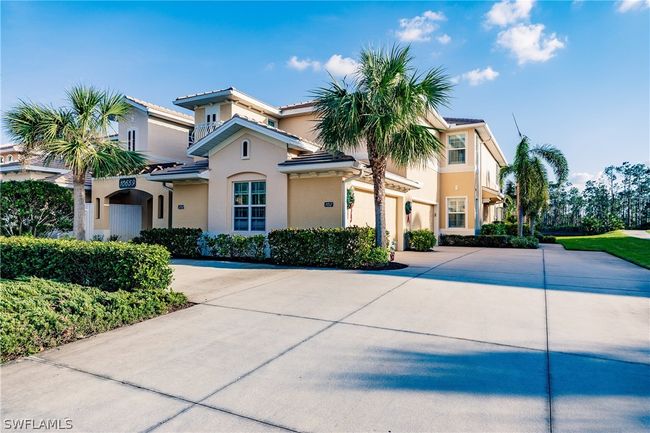 BEAUTIFUL CARRIAGE HOME WITH 2 CAR GARAGE & A GUEST PARKING SPOT! LARGE DRIVEWAY AREA! | Image 7