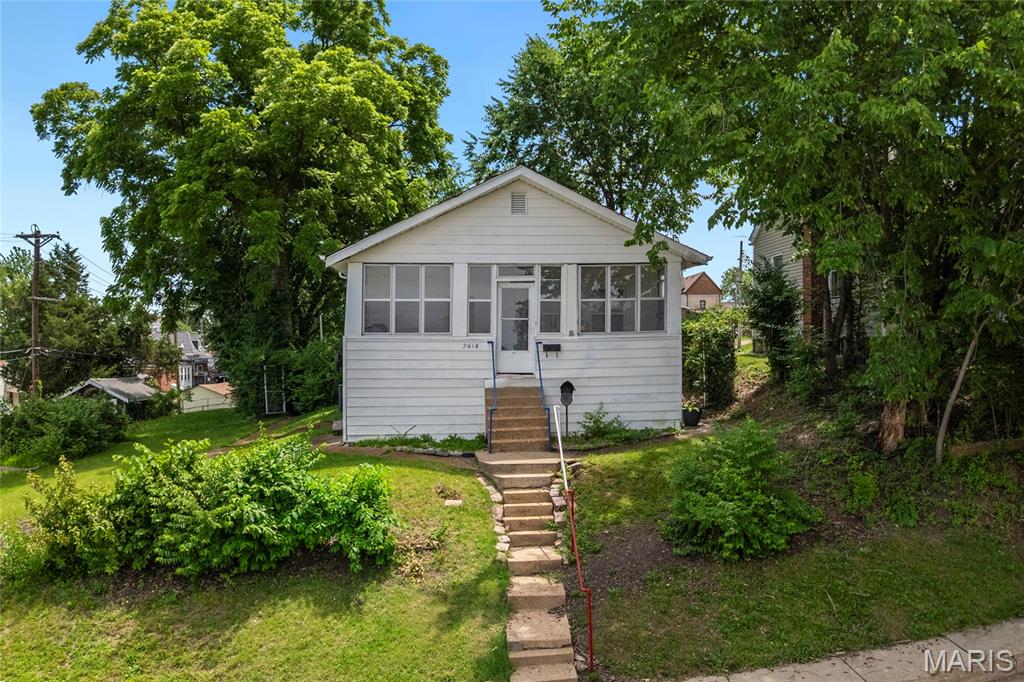 Land in St Louis 2