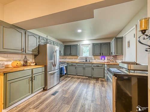 19248 Sterling St, New Boston, MI, 48164-9568 | Card Image