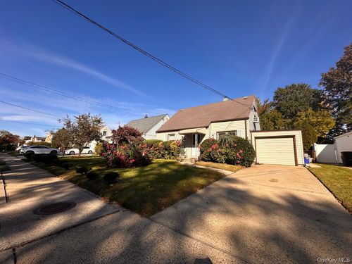31 Brookfield Rd, Hempstead, NY, 11581 | Card Image