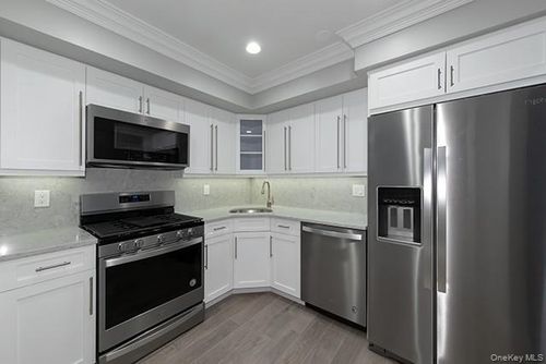 apt-205-80 Westwood Dr, Westbury, NY, 11590-1617 | Card Image