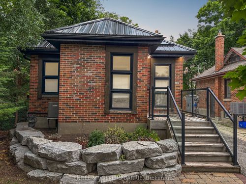 17 Thomson St, Barrie, ON, L4N1X4 | Card Image