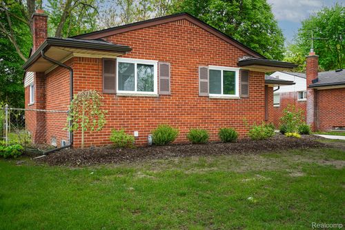 30644 Hayes Rd, Roseville, MI, 48066-4043 | Card Image