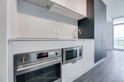 1813 - 33 Helendale Ave, Condo with 1 bedrooms, 1 bathrooms and null parking in Toronto ON | Image 3