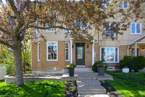 22 Waterford Cres, Stoney Creek, ON, L8E4Z9 | Card Image