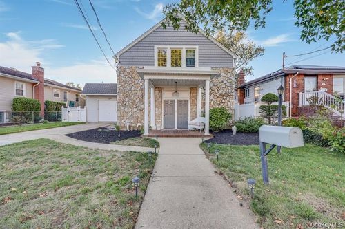 17 Oxford St, Malverne, NY, 11565-2223 | Card Image