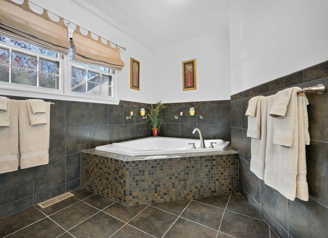 Ensuite Bathroom | Image 17