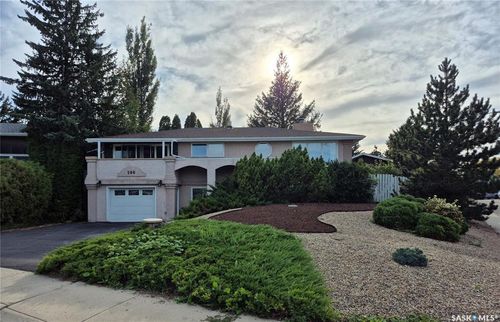 280 Hayes Dr, House with 4 bedrooms, 2 bathrooms and 5 parking in Swift Current SK | Card Image
