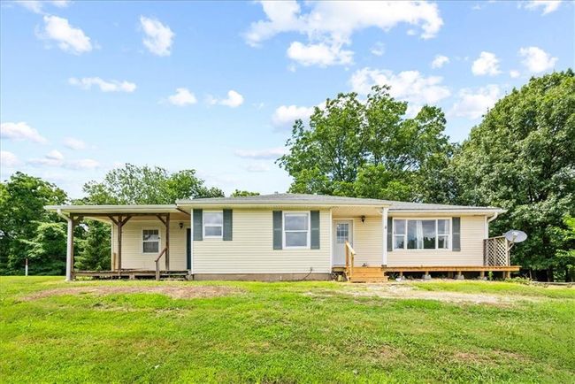 Ranch-style house with a front yard rental or AIRBNB | Image 44