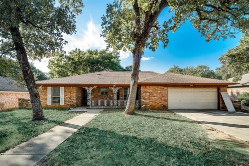 8113 Starnes Rd, North Richland Hills, TX, 76182-6032 | Card Image