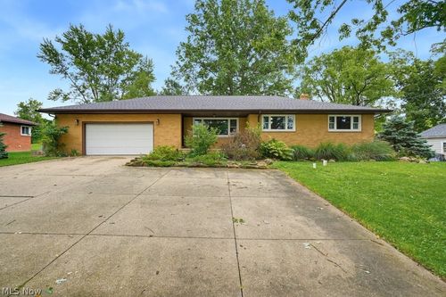 10047 York Rd, North Royalton, OH, 44133-1547 | Card Image