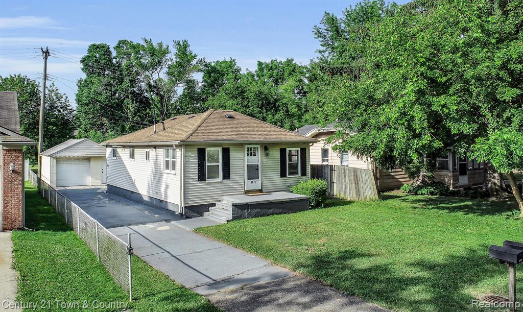 Hartland Dr, Troy, MI 48083