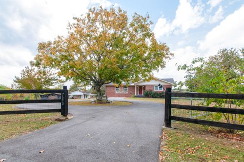7690 Barnhill Rd, Primm Springs, TN, 38476-9642 | Card Image