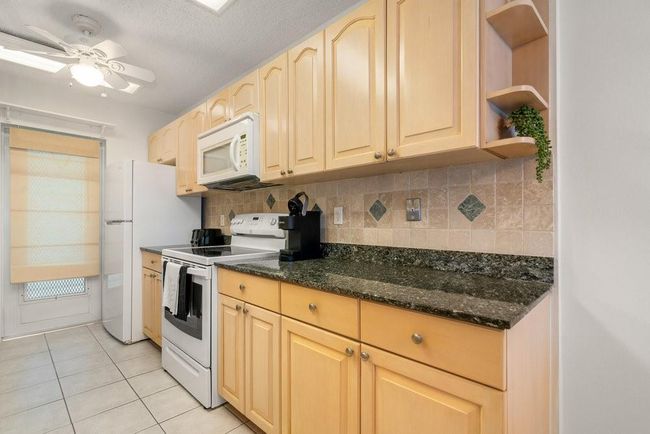 APT-302 - 3301 Spanish Trl, Condo with 2 bedrooms, 2 bathrooms and null parking in Delray Beach FL | Image 9