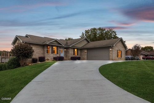 734 Southview Cir, Kodak, TN, 37764-1879 | Card Image