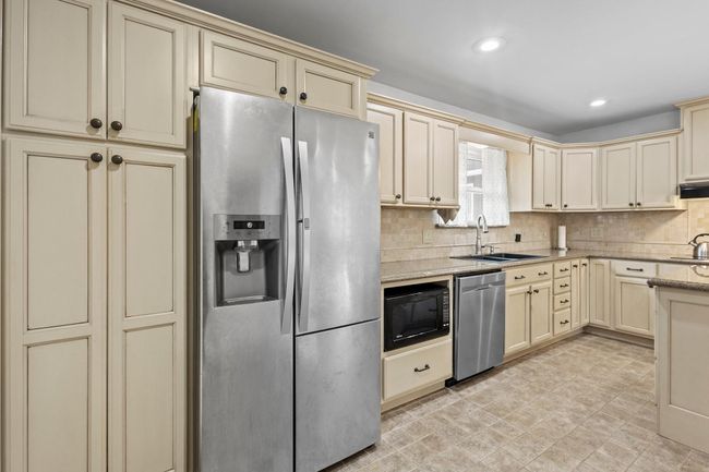 2040 Chevy Chase Ln, House other with 4 bedrooms, 2 bathrooms and 2 parking in Beaumont TX | Image 6