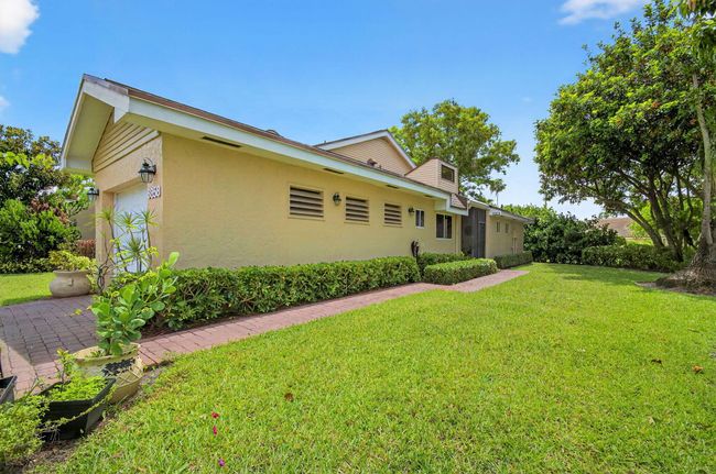 6858 Fountains Cir, Condo with 3 bedrooms, 3 bathrooms and null parking in Lake Worth FL | Image 5