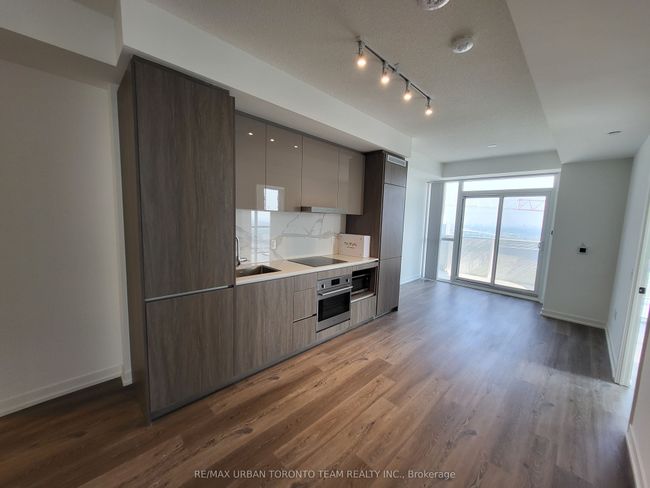 1612 - 28 Interchange Way, Condo with 2 bedrooms, 2 bathrooms and null parking in Concord ON | Image 4