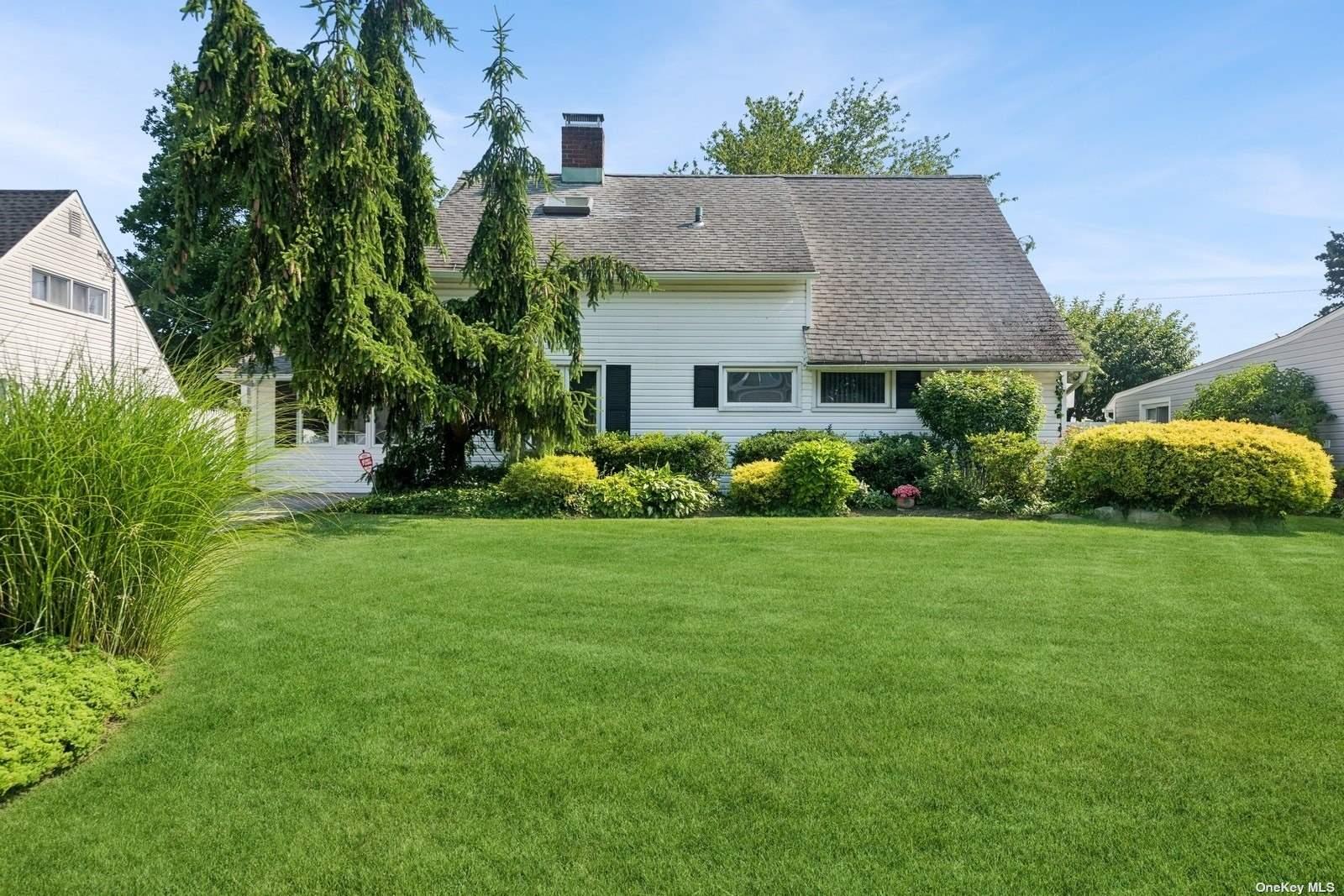 Willowood Dr, Wantagh, NY 11793