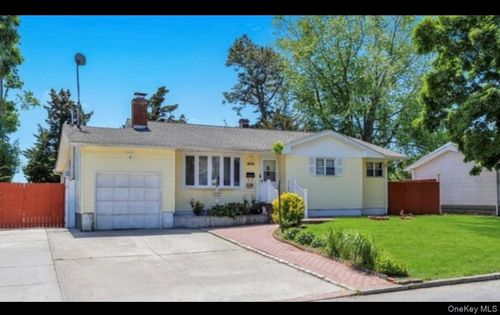 200 Hancock St, Islip, NY, 11717 | Card Image