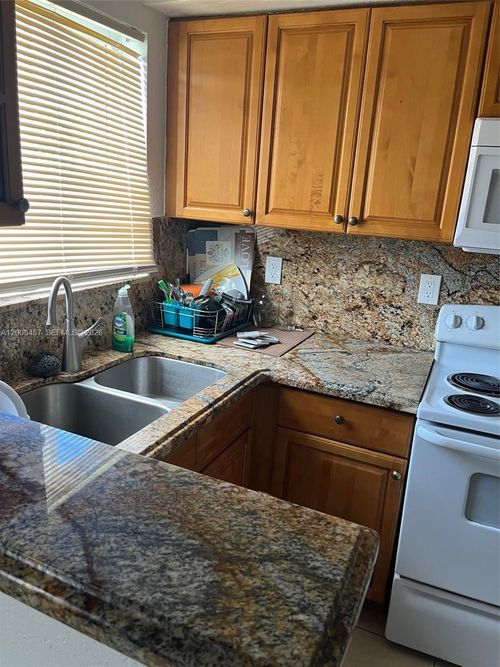 403-403 Nw 84th St, Miami, FL, 33150-2628 | Card Image