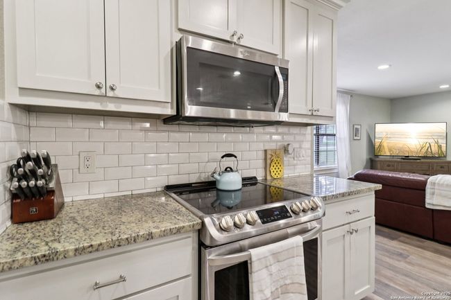 503 Mockingbird Ln, House other with 3 bedrooms, 2 bathrooms and null parking in Devine TX | Image 11