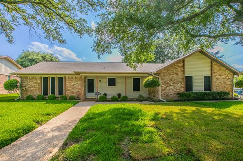 241 Travis Ln, Hewitt, TX, 76643-3104 | Card Image