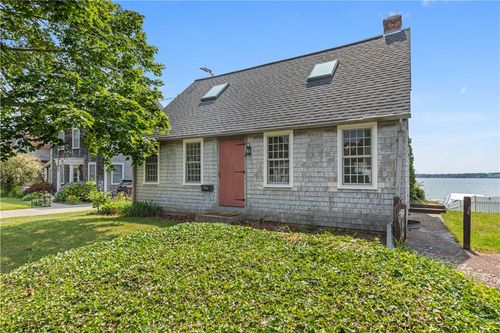 207 Terrace Ave, Riverside, RI, 02915-4822 | Card Image