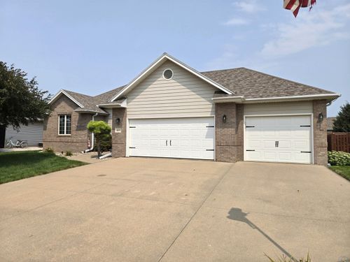 415 Brookshire Ct, Sergeant Bluff, IA, 51054-8941 | Card Image