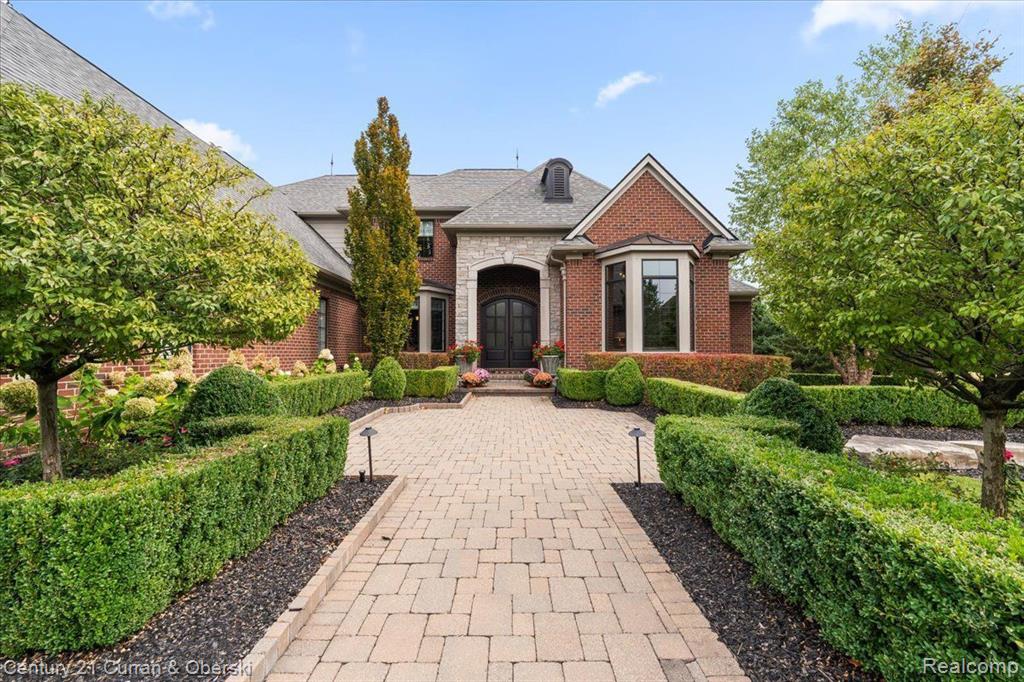 Richmond Dr, Northville, MI 48167