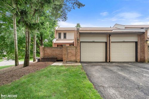368 Willow Grove Lane, Rochester Hills, MI, 48307 | Card Image