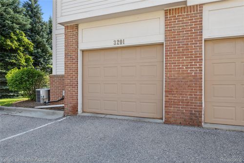 3201 Addington Dr, Commerce Twp, MI, 48390-4004 | Card Image