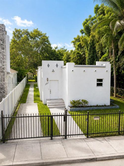 7537 Nw 3rd Ave, Miami, FL, 33150-3445 | Card Image